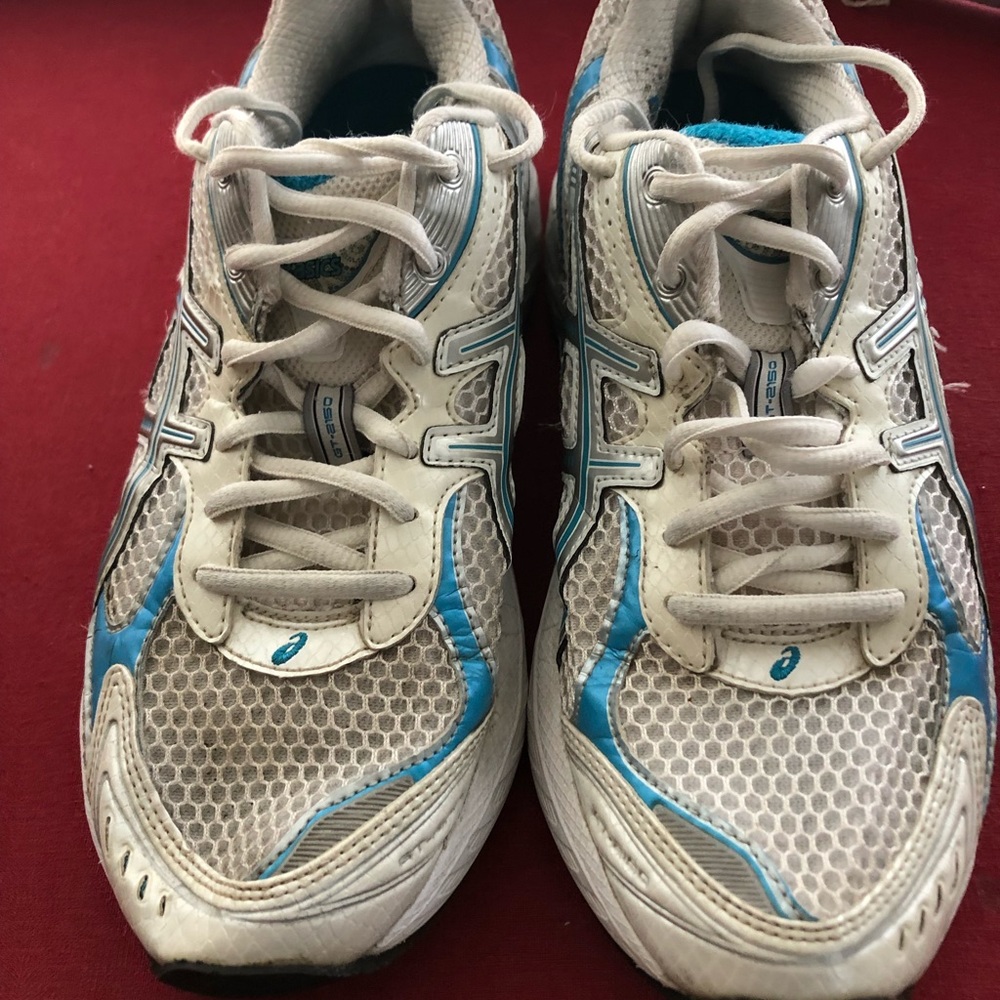 ASICS women’s white and blue size 7.5 athletic shoes.